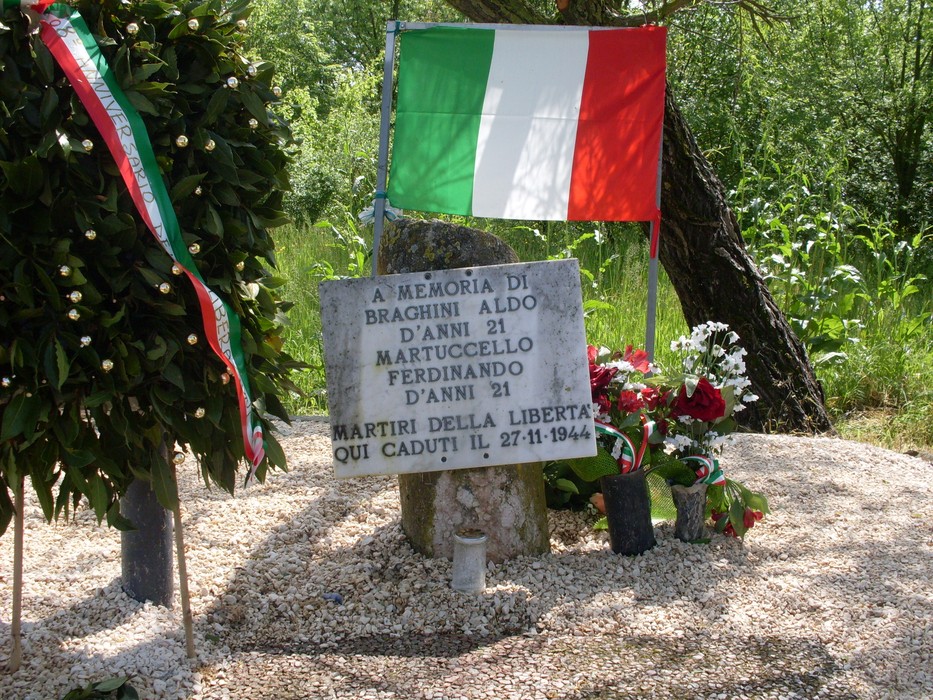 Cippo commemorativo in memoria di Braghini e Martuccello, caduti per la libertà il 27 novembre 1944.
