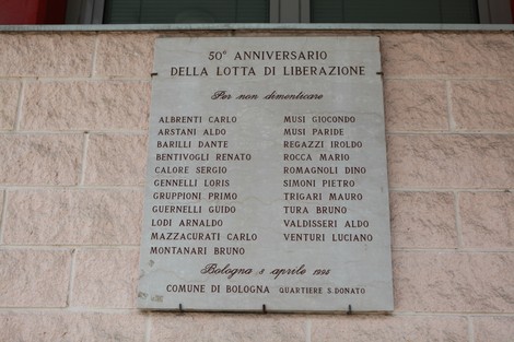 Lapide commemorativa dedicata ai caduti della Libertà di San Donato, con elenchi di nomi e dedicata alla lotta di liberazione.