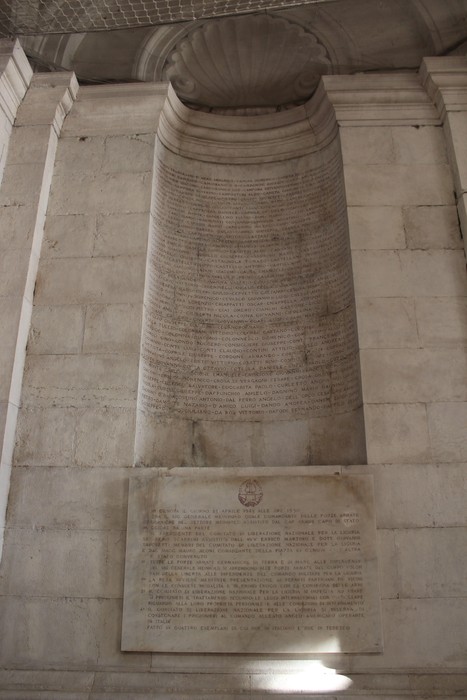 Interno del Sacrario del Ponte Monumentale, con colonne in pietra e iscrizioni murali. Atmosfera solenne e storica.
