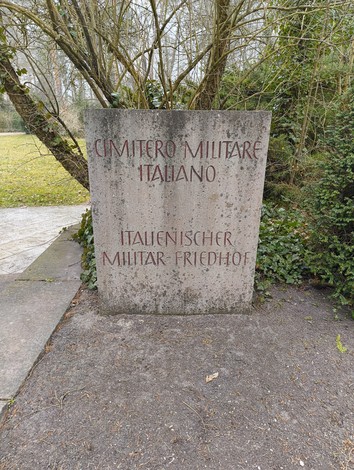 Cimitero militare italiano di Zehlendorf, un luogo di memoria e onore per i caduti.