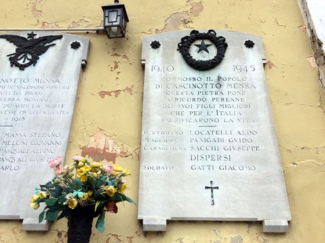 Lapide commemorativa ai caduti di Cascinotto Mensa, in memoria dei sacrifici per l'Italia.