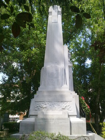 Monumento ai Caduti di Boretto, dedicato alla memoria dei caduti in guerra, immerso nel verde.