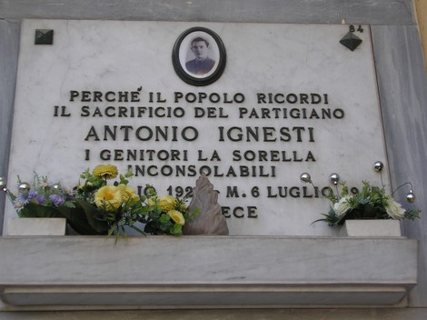 Sepolcro di Ignesti, commemorazione del partigiano Antonio Ignesti con fiori e un ritratto.