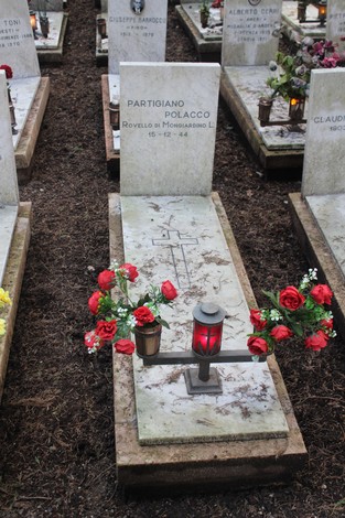 Tombe perpetue dedicate ai caduti per la Libertà, con fiori e candele commemorative.