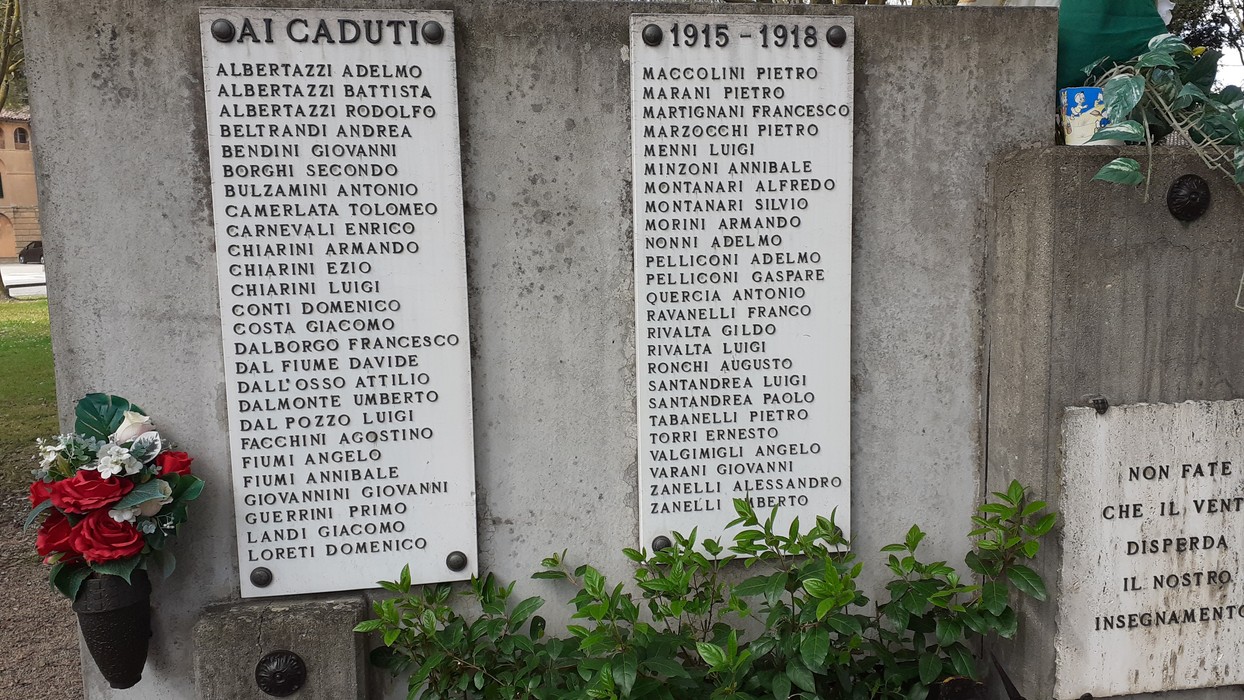 Monumento ai caduti di Imola, commemorazione dei soldati della Prima Guerra Mondiale con nomi delle vittime.
