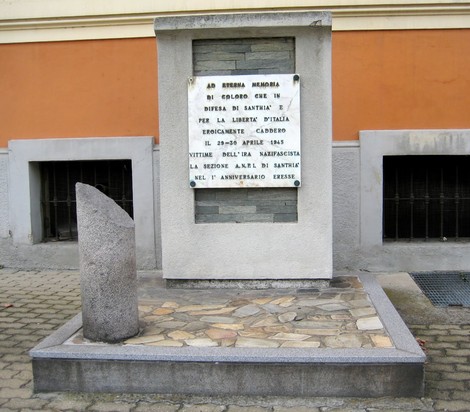 Lapide commemorativa dedicata ai caduti della Resistenza italiana nella lotta per la libertà.
