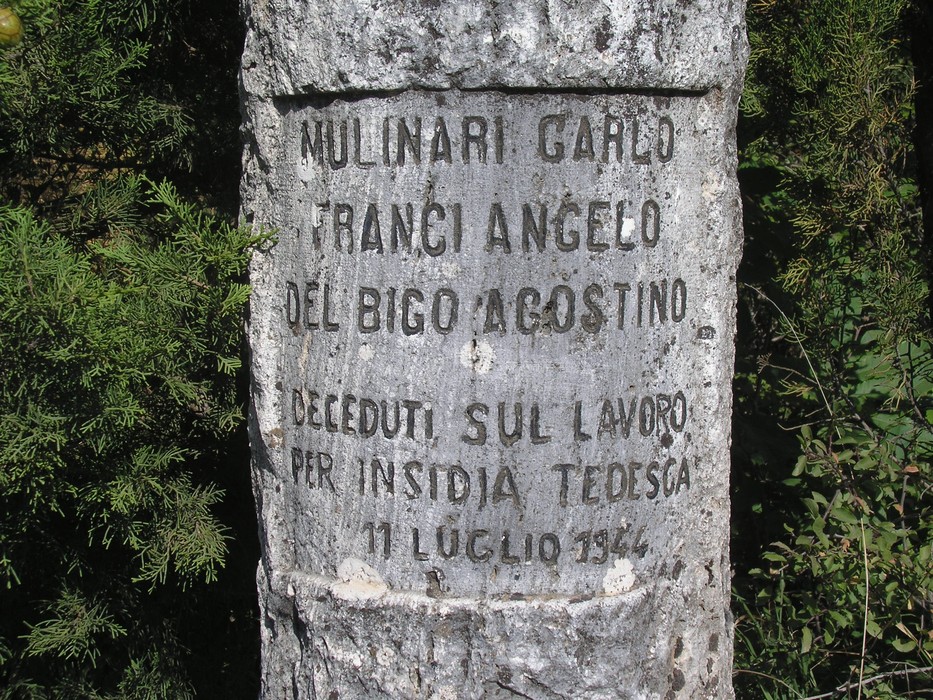 Cippo commemorativo che ricorda Mulinari, Franci e Del Bigo, deceduti per insidia tedesca nel 1954.