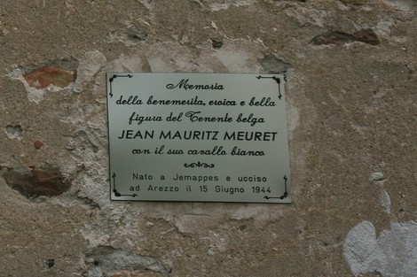 Lapide commemorativa dedicata al Tenente belga Jean Mauritz Meuret, ucciso ad Arezzo nel 1944.