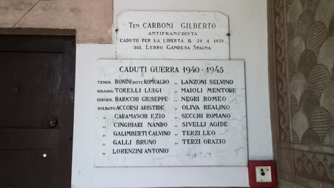 Lapide commemorativa ai caduti della Guerra 1940-1945 a Villarotta, con nomi di soldati e un tributo ai caduti.