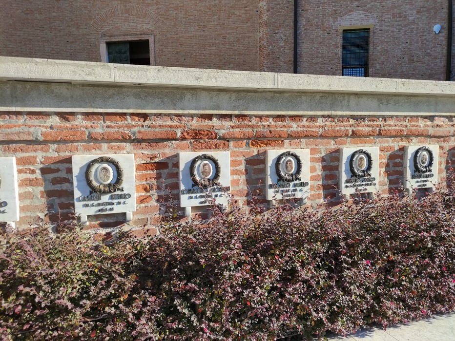 Monumento commemorativo per le vittime dell'eccidio di Santa Giustina in Colle, con placche in ricordo.