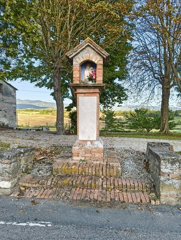 Tabernacolo dei reduci di Gabbiano, monumento dedicato ai soldati, circondato da alberi e natura.