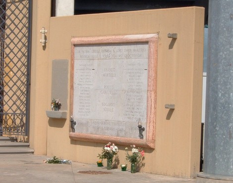 Sacrario di Campo di Marte: memoriale dedicato ai caduti, con nomi incisi e fiori commemorativi.