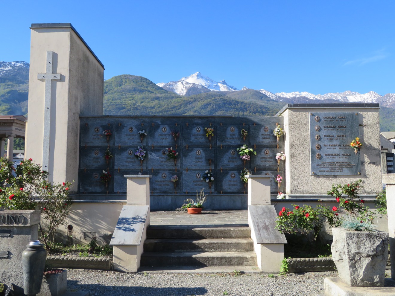 Sacrario dei partigiani, luogo di memoria e rispetto per i caduti della resistenza, con vista sulle montagne.
