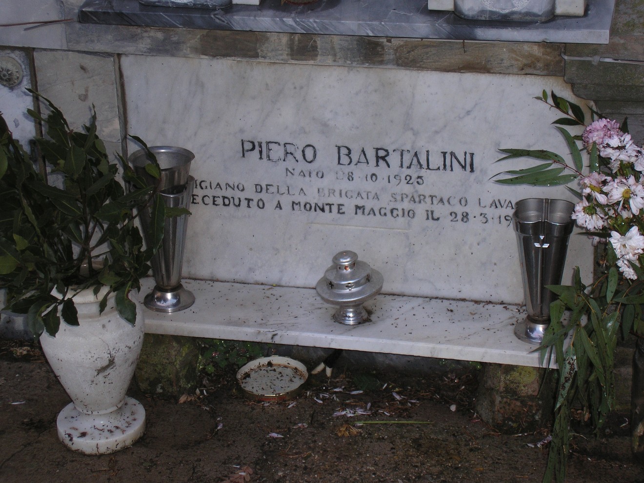 Sepolcro di Piero Bartalini, con dettagli in marmo e decorazioni floreali.