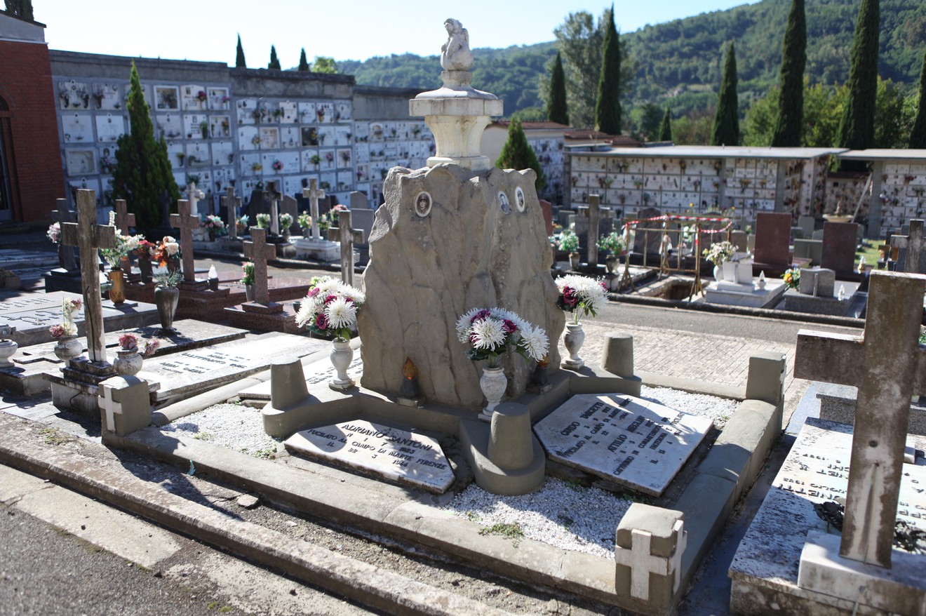 Monumento a Meglini e ai fucilati di Campo di Marte, commemorazione di eventi storici in un cimitero.