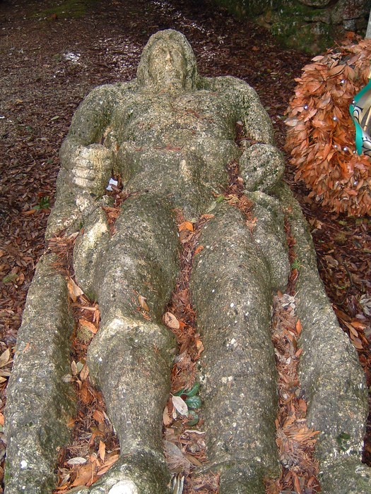 Monumento ai partigiani di Montemaggio, riflesso della memoria storica e della lotta per la libertà.