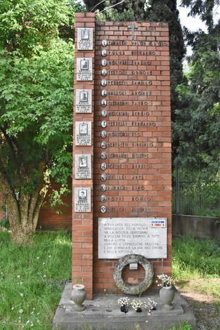 Monumento dedicato ai caduti per la libertà nel quartiere Crocetta, con targhe commemorative in memoria dei fallen.
