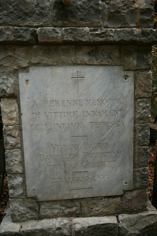 Cippo commemorativo delle vittime innocenti dell'eccidio di Fabbrica del 25 giugno 1944.