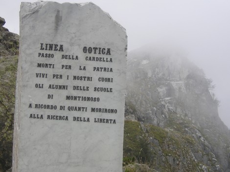 Cippo commemorativo della Linea Gotica, dedicato ai caduti per la patria al Passo della Cardella.