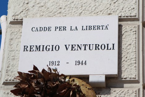 Lapide commemorativa dedicata a Remigio Venturoli, con la scritta "Cadde per la libertà".