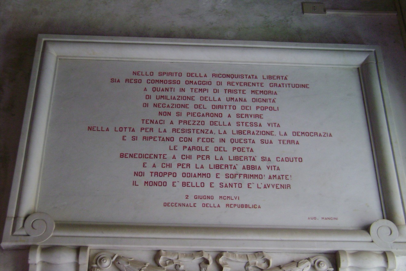 Lapide commemorativa del decennale della Repubblica, un omaggio alla libertà e alla dignità umana.