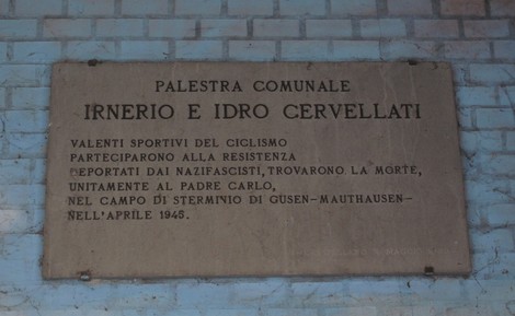 Targa commemorativa dedicata ai fratelli Cervellati, sportivi e partigiani, con riferimento alla loro morte nel 1945.