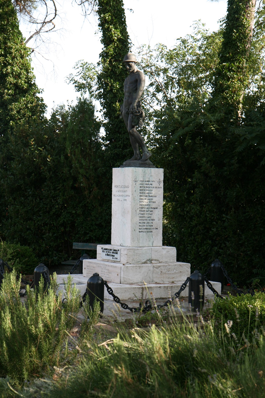Monumento ai caduti, dedicato alla memoria dei soldati, circondato da verde e alberi.