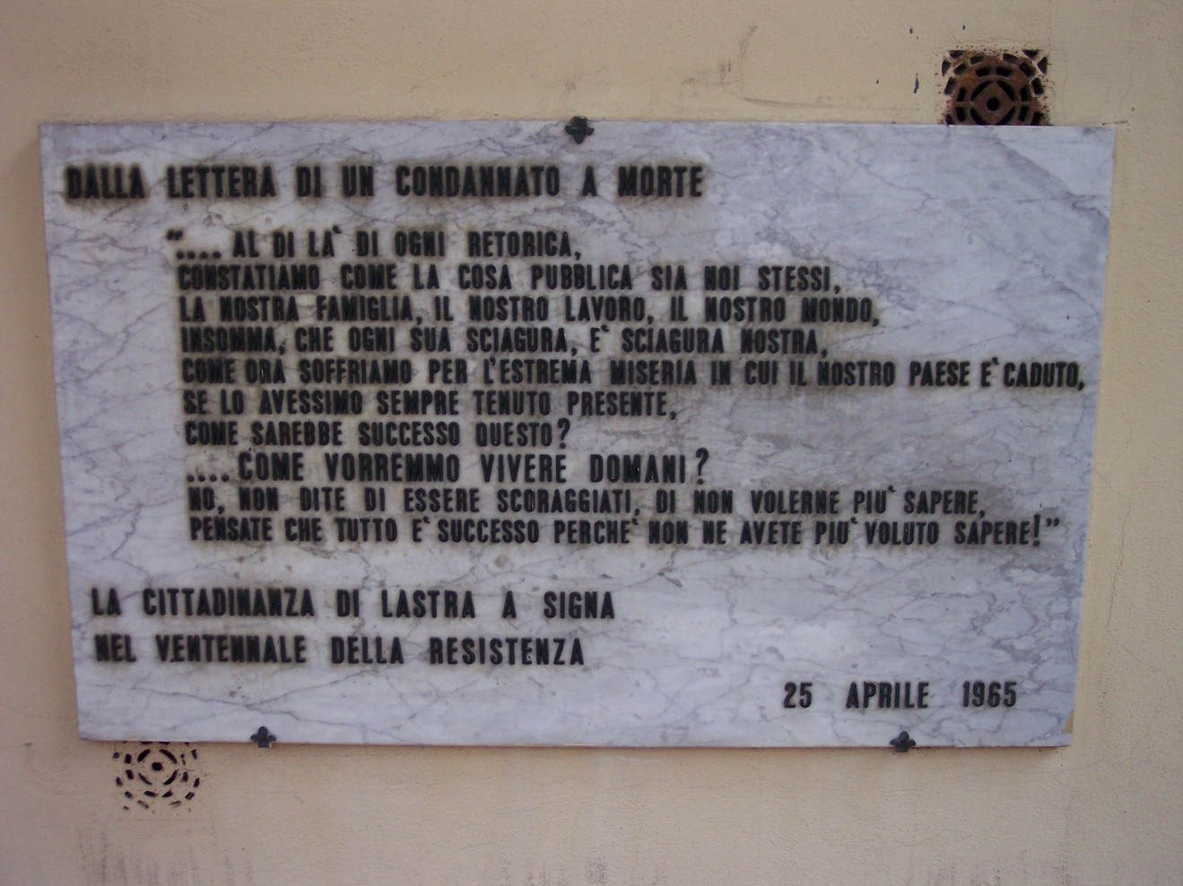 Lapide commemorativa del ventennale della Resistenza, con citazioni sulla vita e la libertà. 25 aprile 1965.