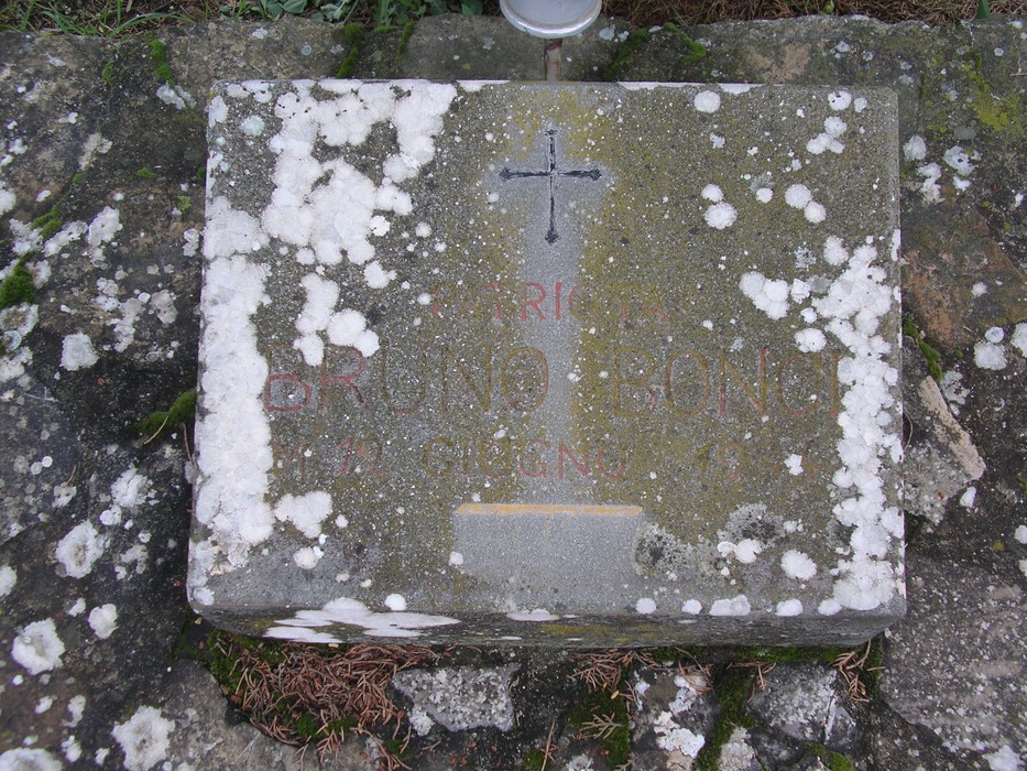 Cippo commemorativo dedicato a Bruno Bonci, con segni del tempo e mossi.