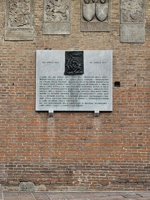 Lapide commemorativa dedicata all'Esercito Cobelligerante Italiano, su muro in laterizio.