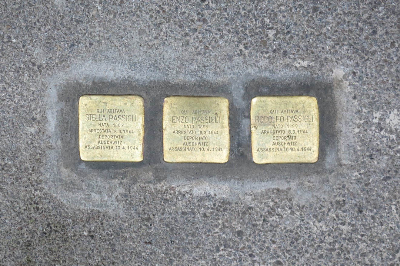 Pietre d'inciampo dedicate a Stella, Enzo e Rodolfo Passigli, commemorano le vittime della persecuzione nazista.