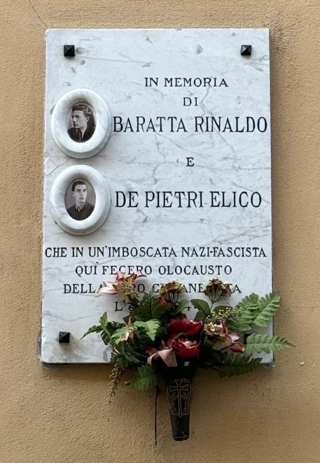 Lapide commemorativa in memoria di Baratta e De Pietri, caduti durante l'olocausto nazifascista.