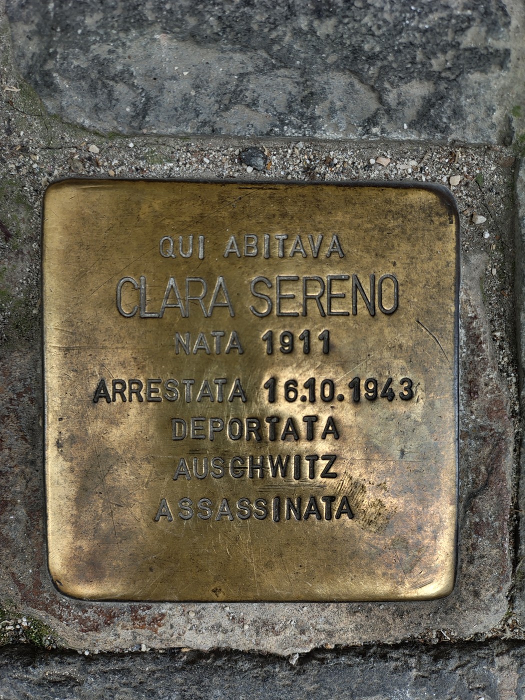 Pietra d'inciampo in memoria di Clara Sereno, deportata ad Auschwitz nel 1943. Ricordo della sua vita.