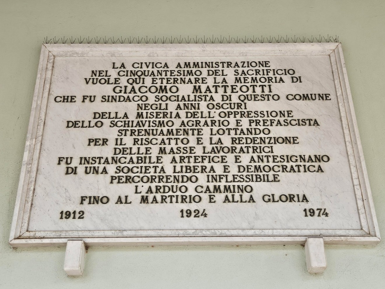 Lapide commemorativa dedicata a Giacomo Matteotti, simbolo di lotta per la libertà e la democrazia.