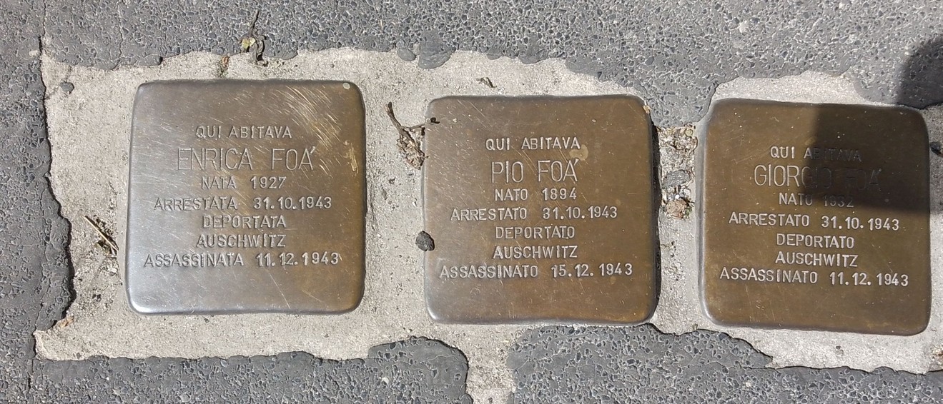 Pietre d'inciampo dedicate alla famiglia Foà, commemorando le loro sofferenze e deportazioni.