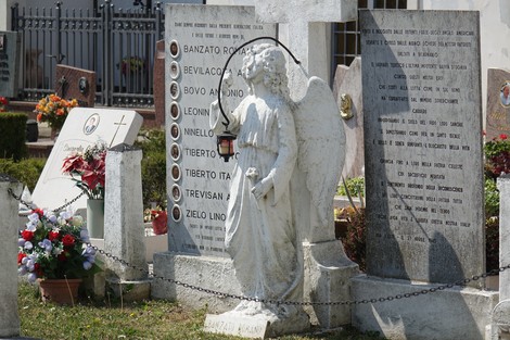 Monumento commemorativo dedicato alle vittime della strage di Pra', con angelo e lapidi in memoria.