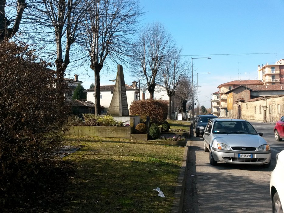 Monumento ad Arzani, un'importante commemorazione immersa nel verde e nella tranquillità di un viale urbano.