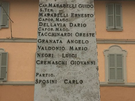 Monumento ai caduti di Monticelli, dedicato ai valorosi soldati e alle loro gesta eroiche.