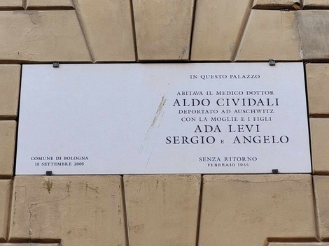 Lapide commemorativa alla famiglia Cividali, in memoria dei deportati ad Auschwitz. Bologna, settembre 2005.