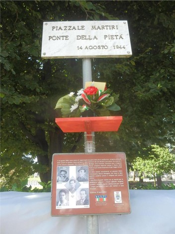 Pannello commemorativo ai Martiri del Ponte della Pietà, in memoria degli eventi del 14 agosto 1944.