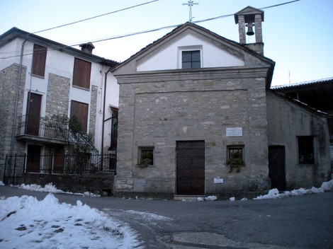 Lapide a Dellagiovanna, edificio in pietra situato in un paesaggio innevato.