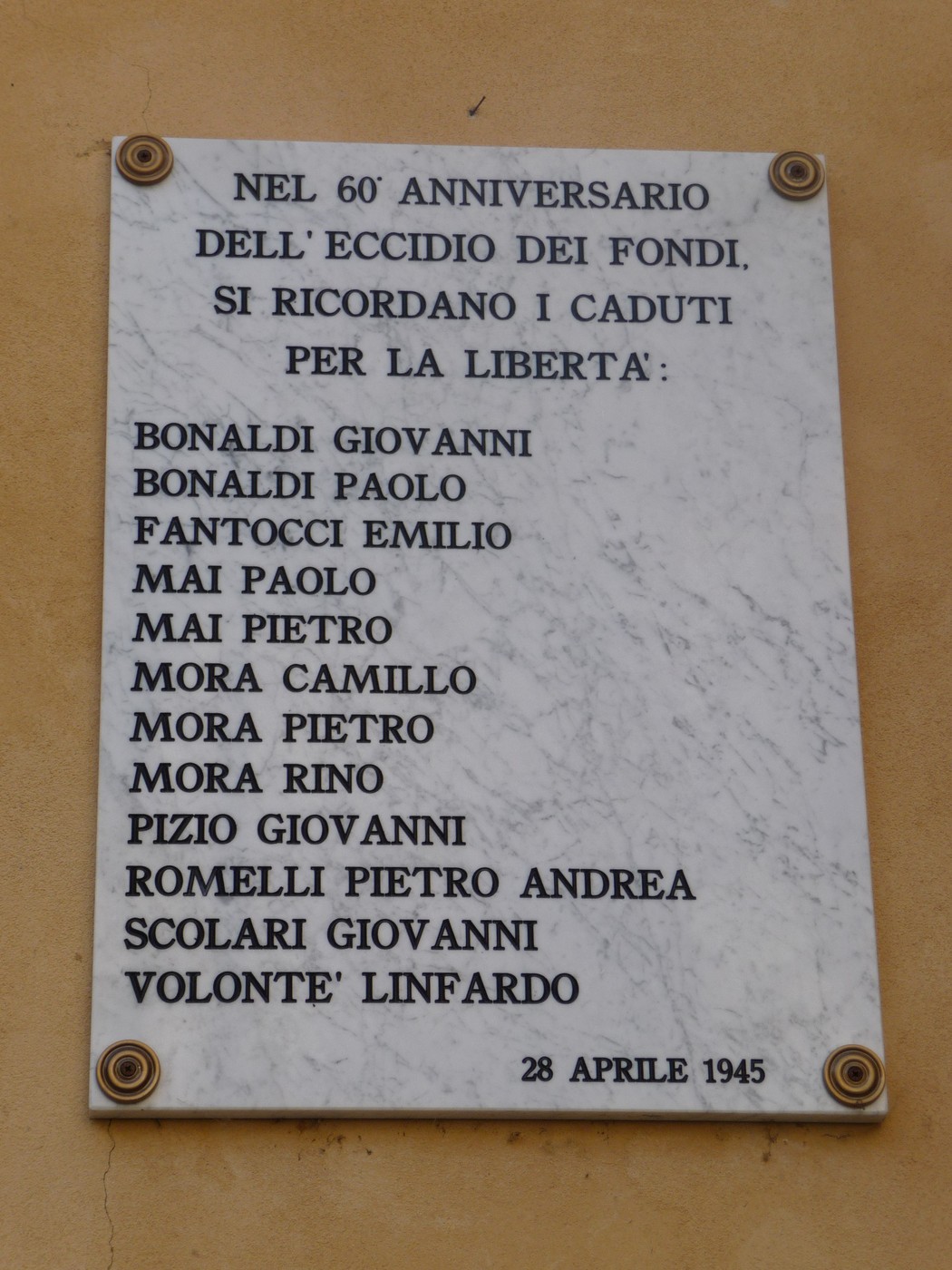 Lapide commemorativa dedicata ai Dodici Caduti per la Libertà, con nomi incisi in marmo.