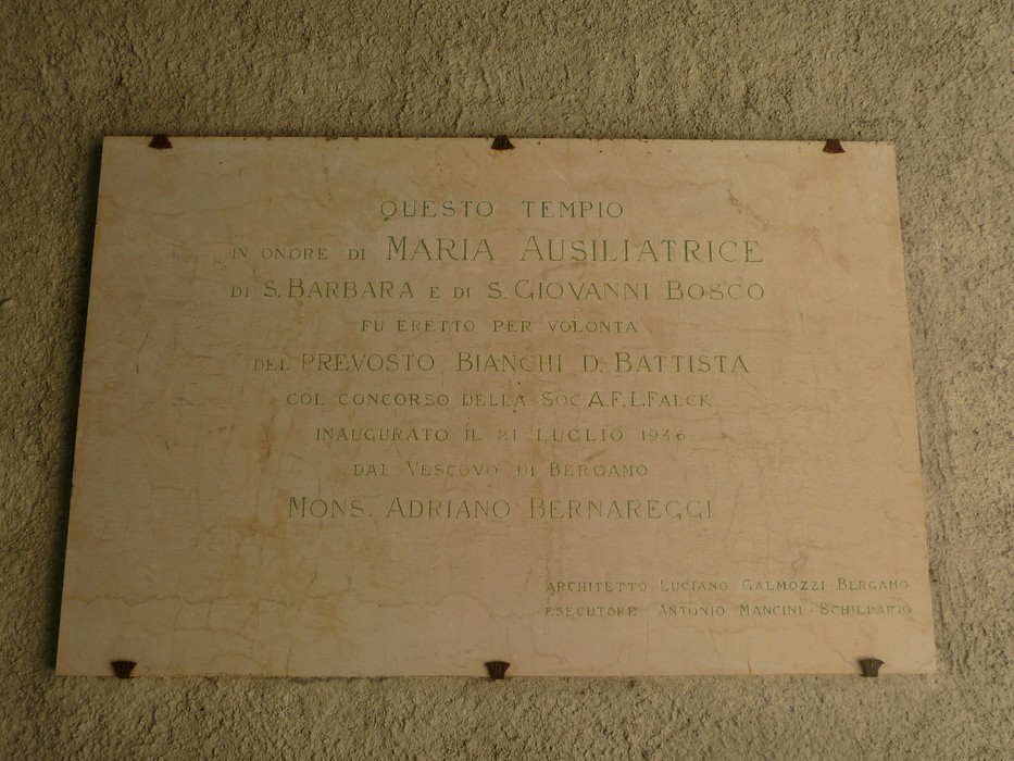 Viste del Tempio ai Dodici Martiri, un luogo di culto dedicato a Maria Ausiliatrice, con dettagli architettonici ed un'atmosfera serena.