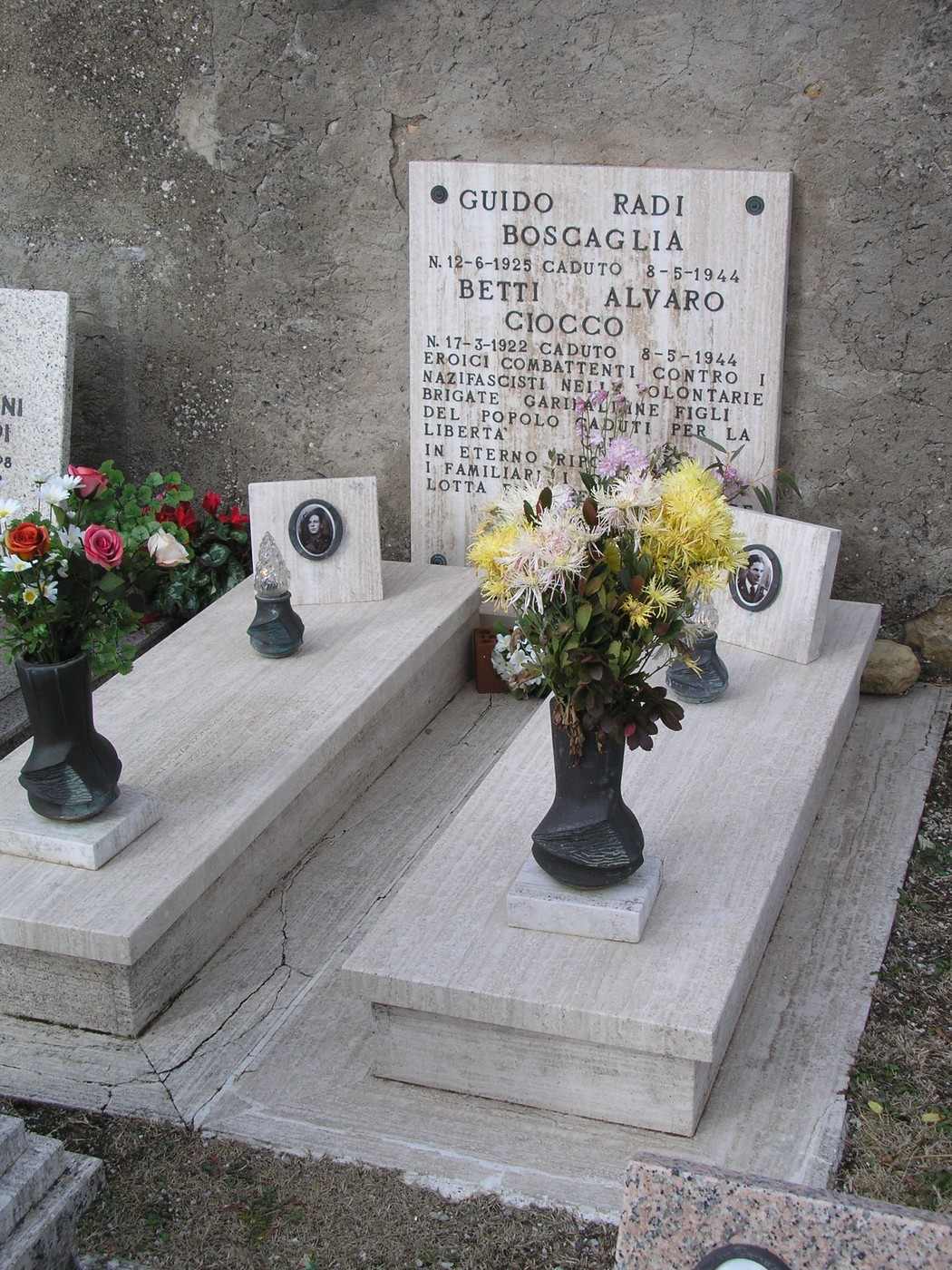 Sepolcro di Guido Radi e Betti Alvaro, con fiori e commemorazioni, situato in un cimitero.