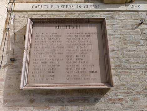 Lapidi commemorative dei caduti e dispersi in guerra, con nomi di militari incisi.