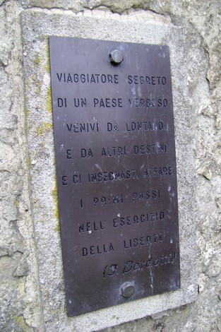 Monumento a Castellucci con dedica che celebra il segreto viaggio verso la libertà.
