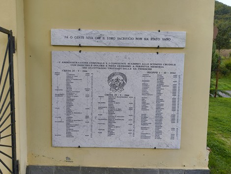 Memoriale dedicato alle vittime degli eccidi di Creda, Maccagnano e Botte, con nomi e date commemorative.