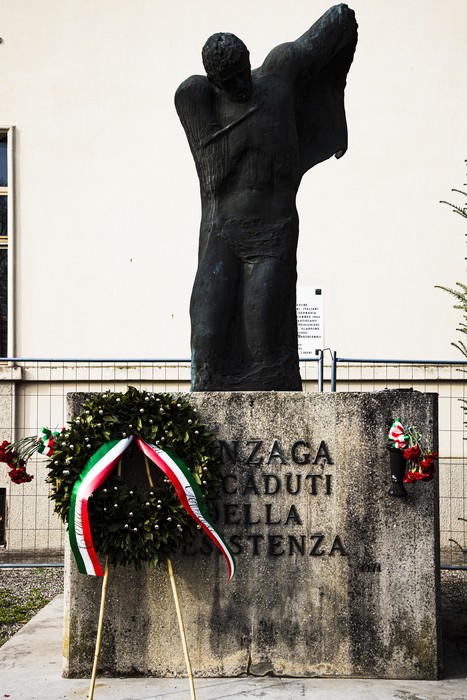 Monumento ai caduti della Resistenza, simbolo di memoria e onore per coloro che hanno lottato per la libertà.