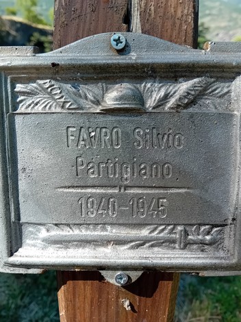 Targa commemorativa di Silvio Favro, partigiano, presso il Parco della Rimembranza.