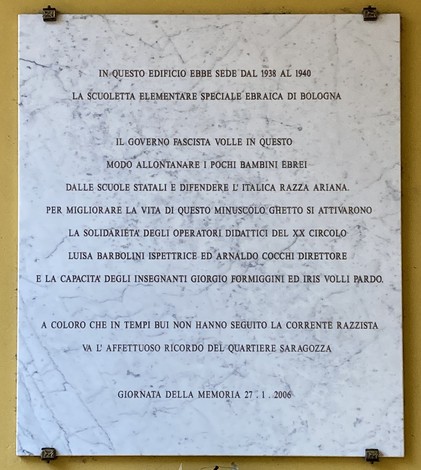 Lapide commemorativa che ricorda la Scuola Ebraica di Bologna e il suo valore educativo.